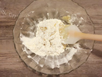 自制广式莲蓉蛋黄月饼做法图解2)