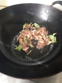 家常菜肉丝炒芹菜做法图解6)