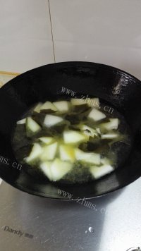 美味营养的冬瓜海带汤做法图解3)