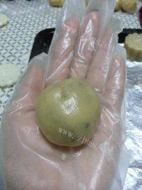 质嫩的广式五仁月饼做法图解8)