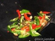 家常菜西芹炒猪肝做法图解4)