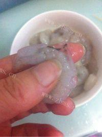 家常菜豌豆炒虾仁做法图解2)
