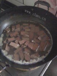 「美味可口」韭菜炒猪血做法图解2)