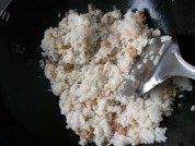 口感丰富的咸鱼鸡粒炒饭做法图解7)