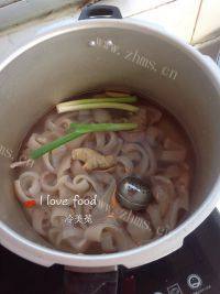 美味的肉皮冻做法图解8)