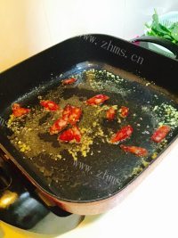 家常菜腊肠炒芥兰做法图解4)