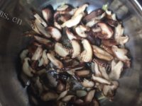 家常菜香菇炒肉丝做法图解4)
