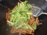 美味营养的西芹炒豆干做法图解6)