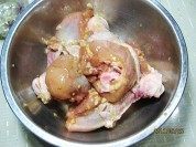 美味的蒜香烤翅根做法图解4)