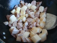 味道超好的猪肉炖山药豆角做法图解6)