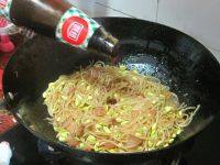 家常菜五花肉炒黄豆芽