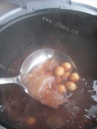 美味的银耳莲子炖雪梨
