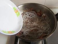 美味泡菜炒红薯粉做法图解6)
