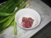 美美厨房之蒜苗炒肉做法图解1)
