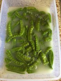 家常菜荷兰豆炒腊肉做法图解1)