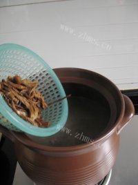 让人怀念的茶树菇排骨汤做法图解8)