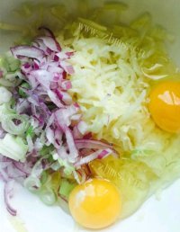 自制土豆丝鸡蛋饼做法图解2)
