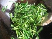 美味的鸡蛋炒韭菜做法图解6)
