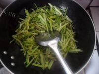 美美厨房之芹菜炒肉做法图解3)
