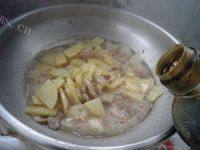 家常菜五花肉炒土豆片做法图解8)