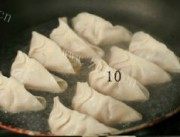 美味的鲜肉香菇锅贴做法图解7)