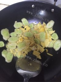 满口清香的黄瓜炒蛋做法图解4)