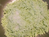 美味的绿西米蜜枣粽做法图解4)