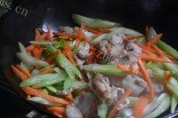 肉片炒西芹做法图解6)