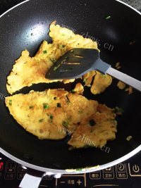 美味的鸡蛋饼做法图解5)