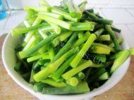 脆口的蒜苔肉丝做法图解1)