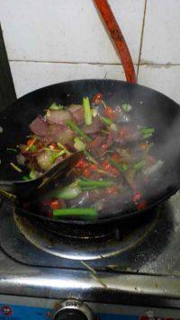飘香四溢的芹菜炒腊肉
