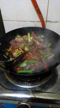 飘香四溢的芹菜炒腊肉