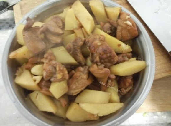 色香味俱全的鸡肉炖土豆