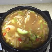 色泽鲜亮的韩国大酱汤的做法图解五