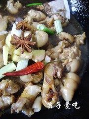 美味的冰糖猪手做法图解4)
