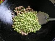 家常菜豆干肉丁炒毛豆做法图解6)