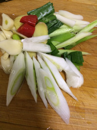 家常菜土豆红烧肉做法图解2)
