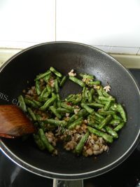 家常菜干煸四季豆做法图解14)