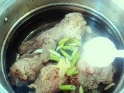 口感饱满的炖大骨做法图解6)
