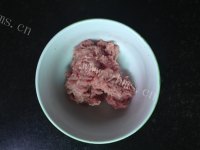 自制肉丸粉片青菜汤做法图解1)