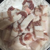 自制马蹄红烧肉做法图解1)