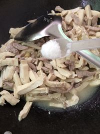 美味的香干炒肉做法图解10)