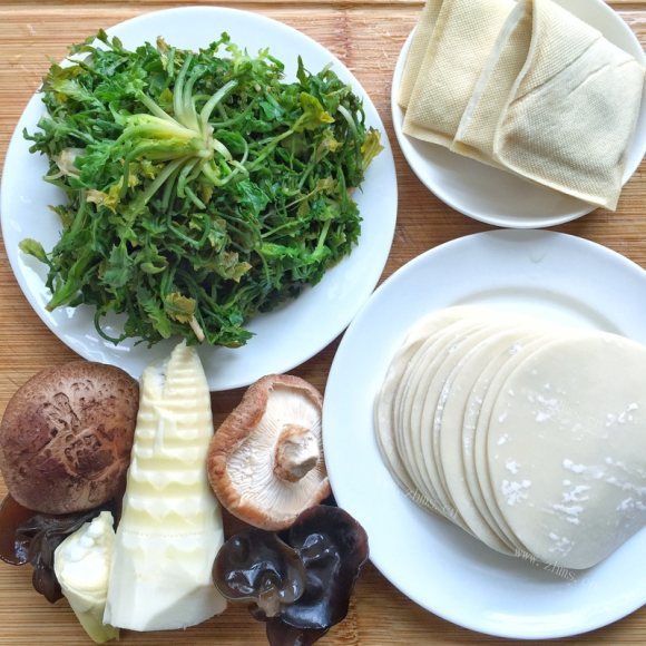 色泽鲜亮的荠菜饺子