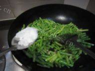 家常菜香菇炒豆角做法图解5)