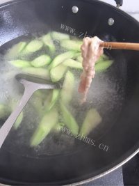 美味的丝瓜肉片汤做法图解7)