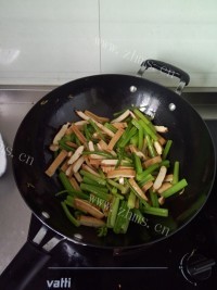 家常菜芹菜炒豆干做法图解7)