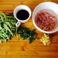 芳香四溢的肉丝面做法图解4)