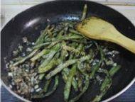 热腾腾的干煸四季豆做法图解5)