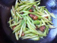 家常菜芹菜炒腊肉做法图解6)