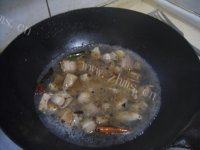 让人怀念的五花肉炖土豆做法图解6)